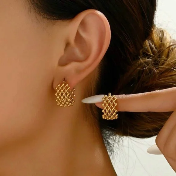18k Gold Plated Grid C-Shape Hoop Earrings - Picture 1 of 8